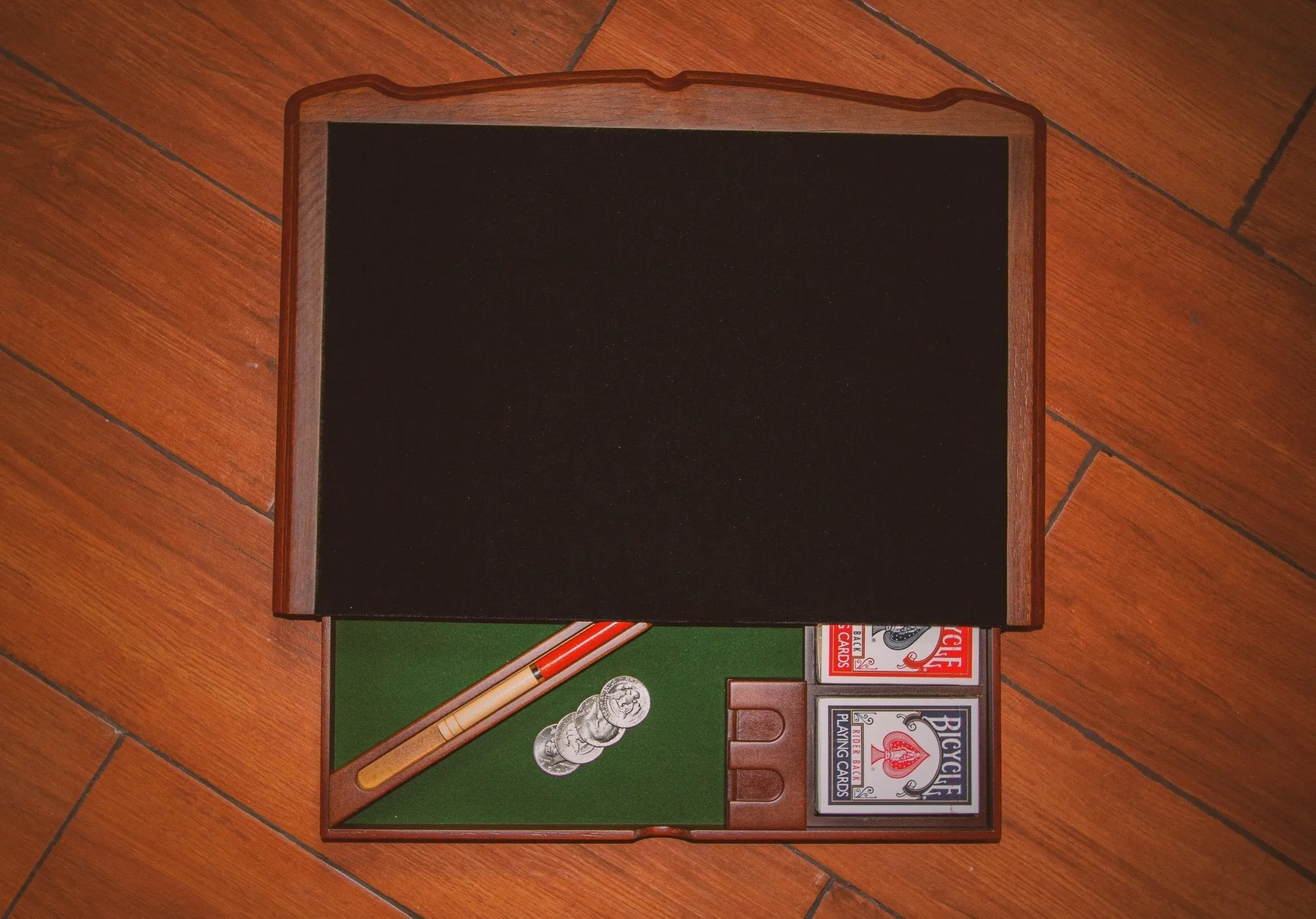 Hopping Table Top by Mikame