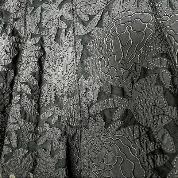 Peter Nygard Black Lace Overlay Embroidered Applique Satin Skirt Size 10 EUC
