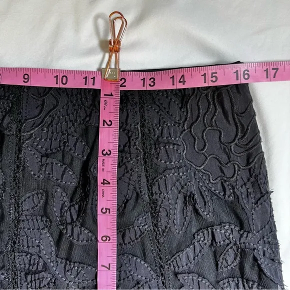 Peter Nygard Black Lace Overlay Embroidered Applique Satin Skirt Size 10 EUC