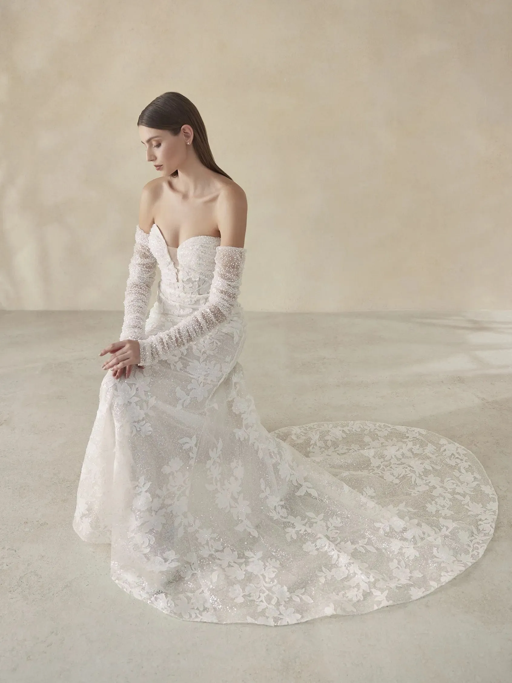 Pronovias: Oakley