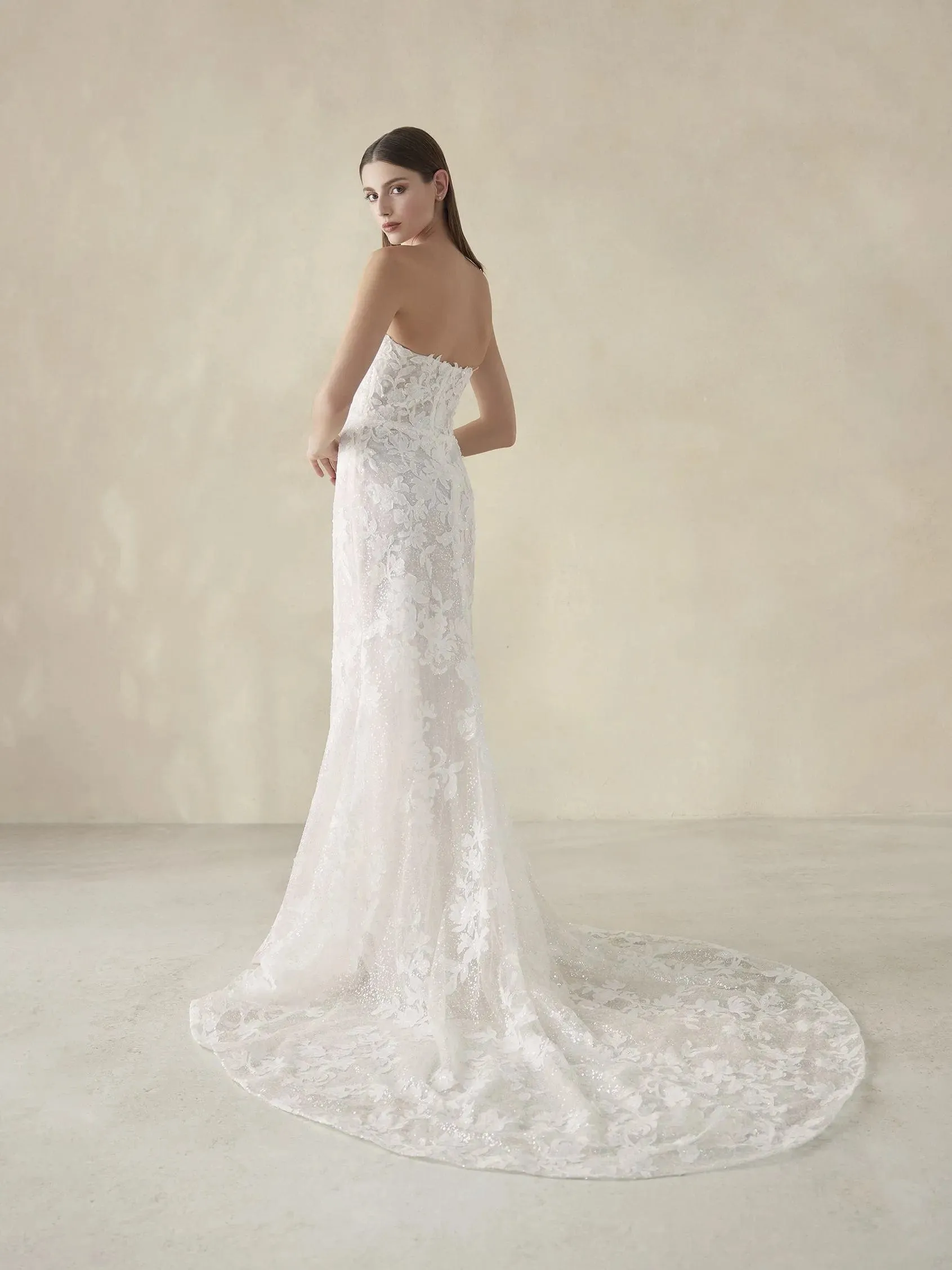 Pronovias: Oakley