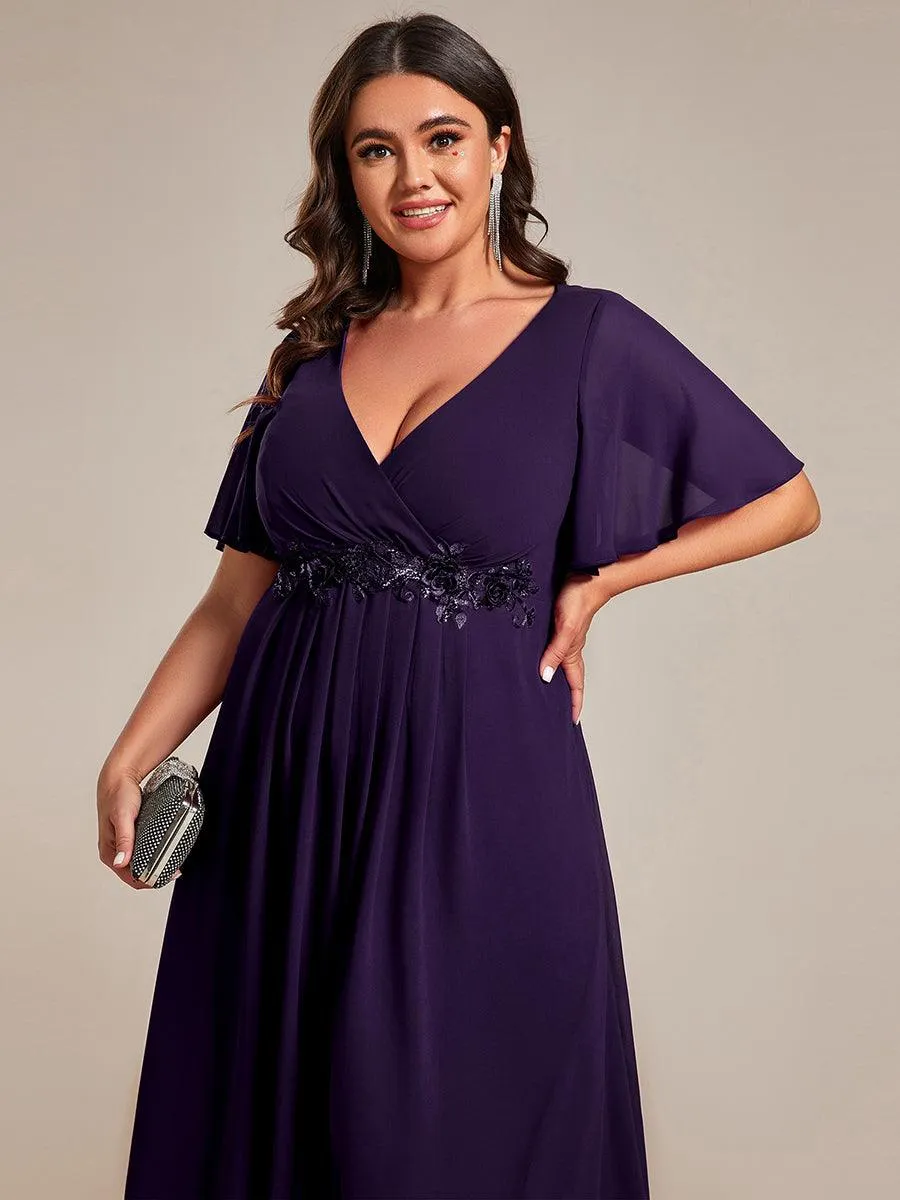 Robe d'invité de mariage mi-longue en mousseline de soie à col en V de grande taille avec applique à la taille