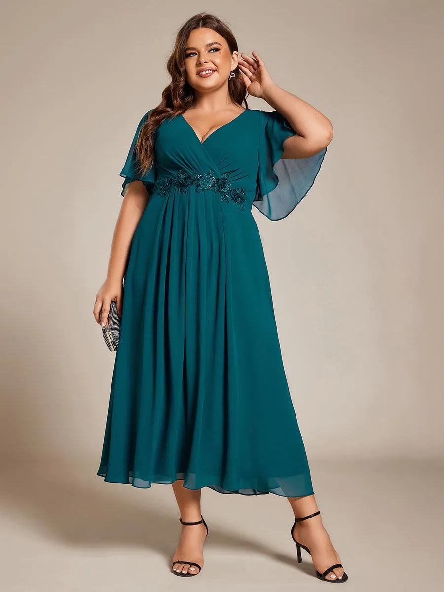 Robe d'invité de mariage mi-longue en mousseline de soie à col en V de grande taille avec applique à la taille