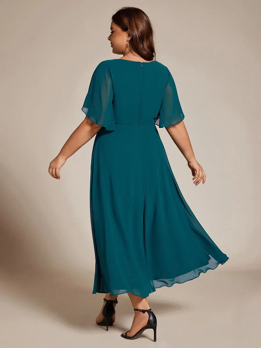 Robe d'invité de mariage mi-longue en mousseline de soie à col en V de grande taille avec applique à la taille