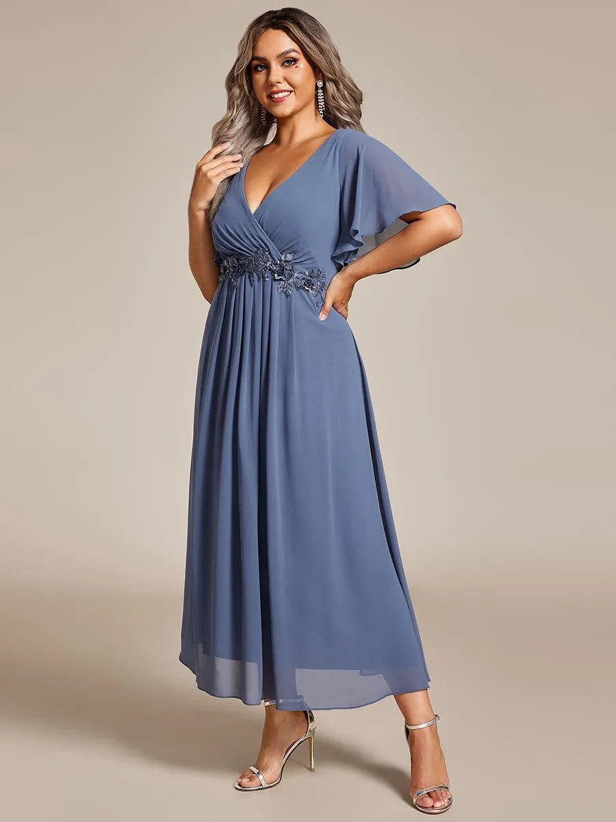 Robe d'invité de mariage mi-longue en mousseline de soie à col en V de grande taille avec applique à la taille