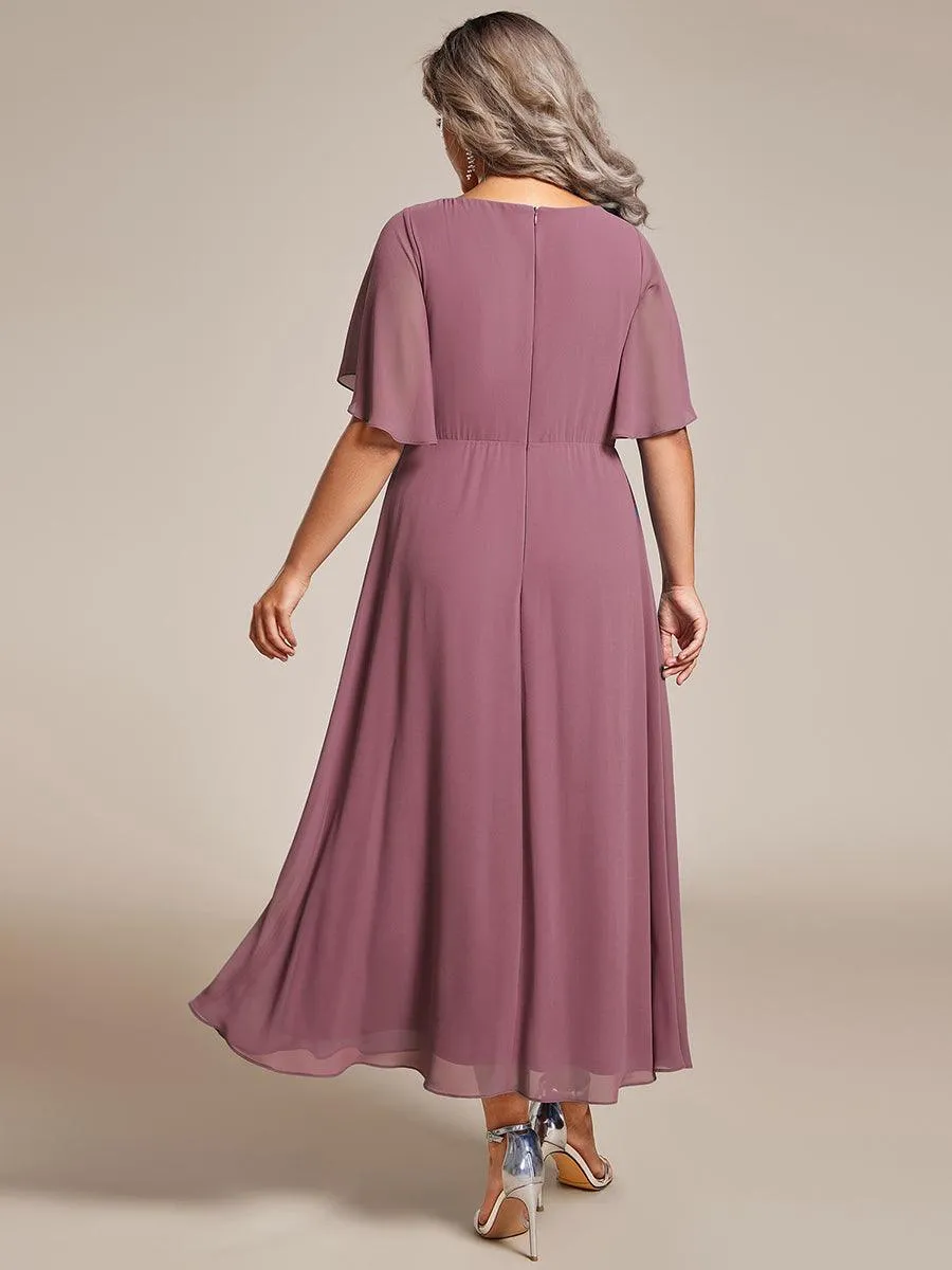 Robe d'invité de mariage mi-longue en mousseline de soie à col en V de grande taille avec applique à la taille