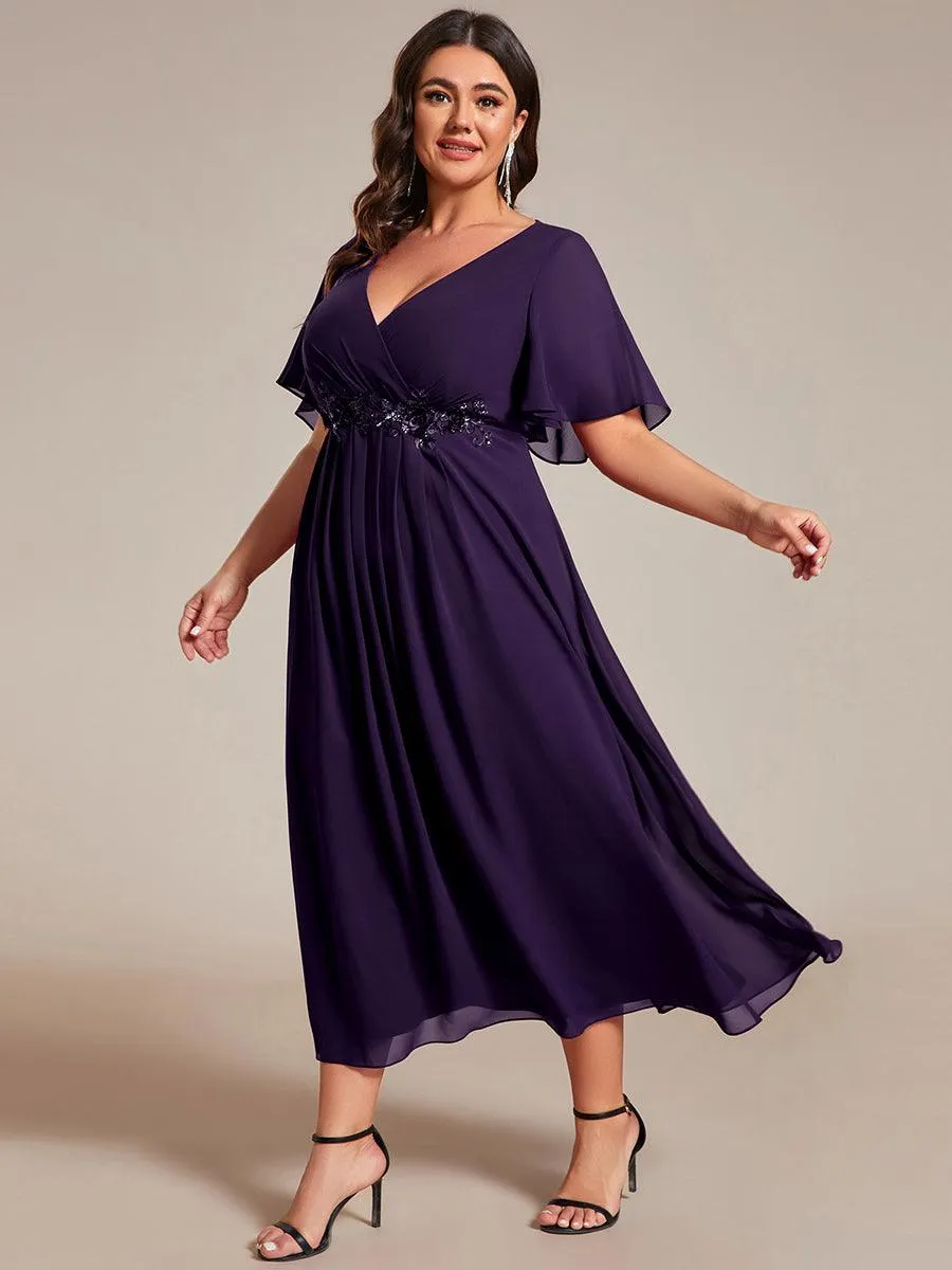 Robe d'invité de mariage mi-longue en mousseline de soie à col en V de grande taille avec applique à la taille