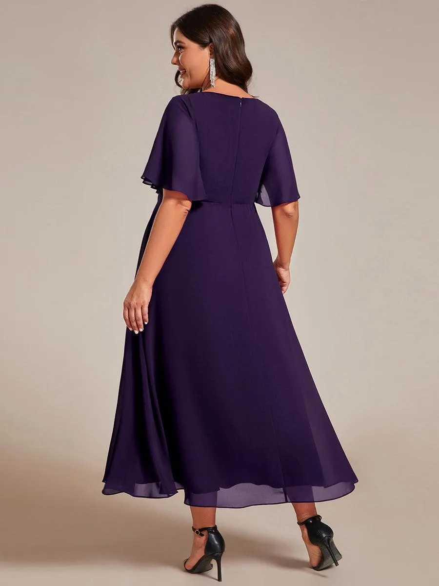 Robe d'invité de mariage mi-longue en mousseline de soie à col en V de grande taille avec applique à la taille