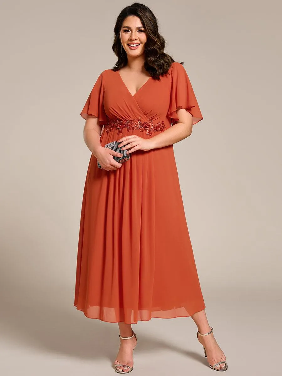 Robe d'invité de mariage mi-longue en mousseline de soie à col en V de grande taille avec applique à la taille
