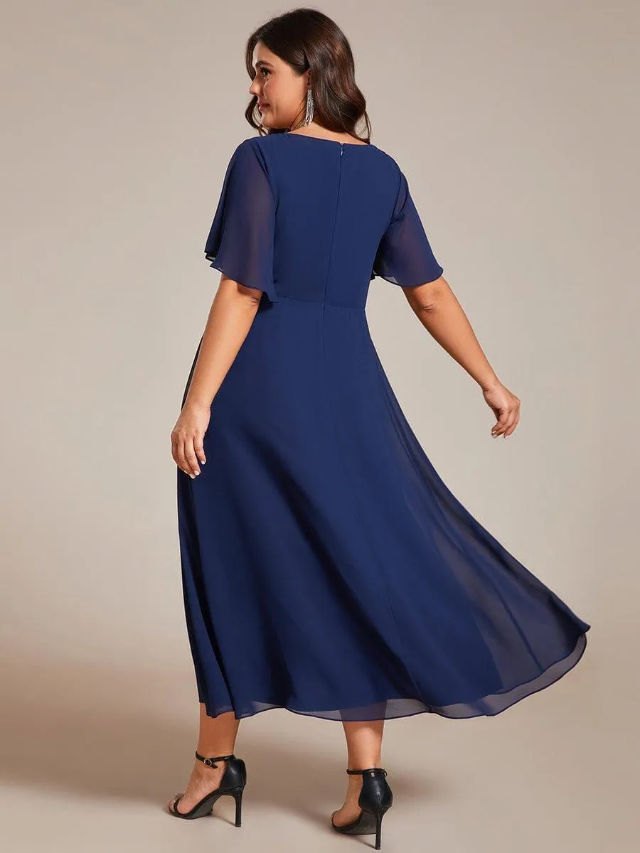 Robe d'invité de mariage mi-longue en mousseline de soie à col en V de grande taille avec applique à la taille