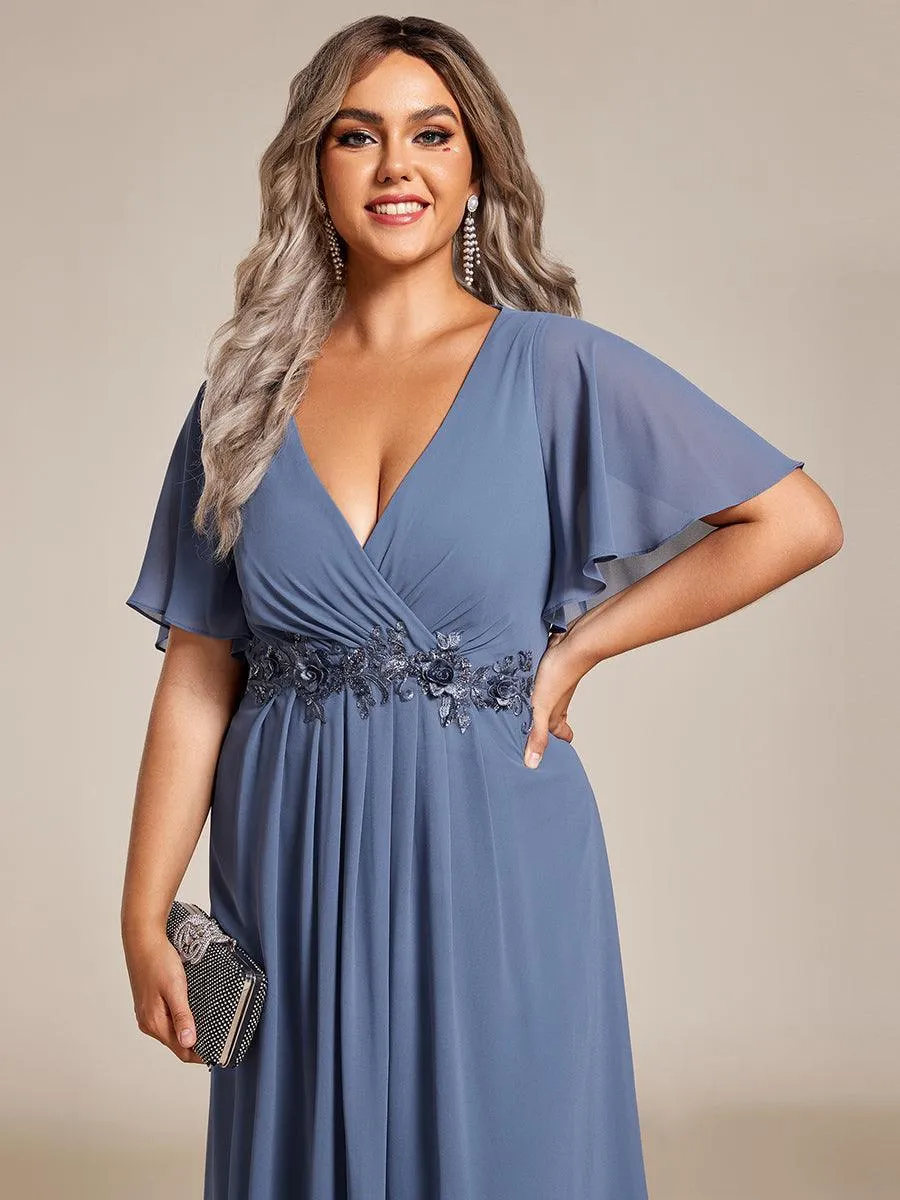 Robe d'invité de mariage mi-longue en mousseline de soie à col en V de grande taille avec applique à la taille