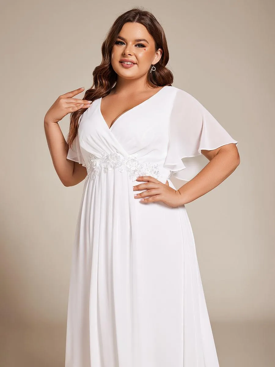Robe d'invité de mariage mi-longue en mousseline de soie à col en V de grande taille avec applique à la taille