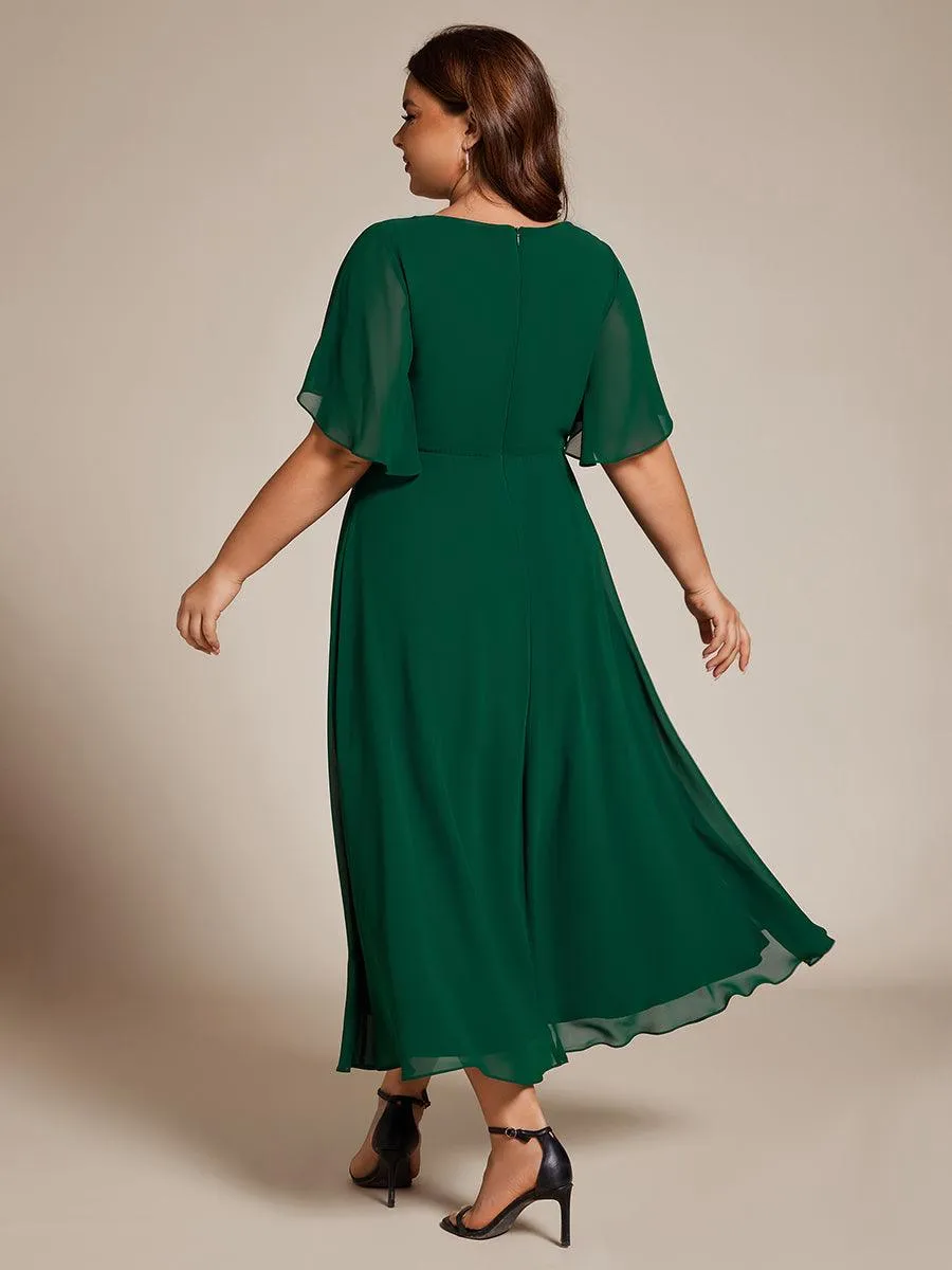 Robe d'invité de mariage mi-longue en mousseline de soie à col en V de grande taille avec applique à la taille