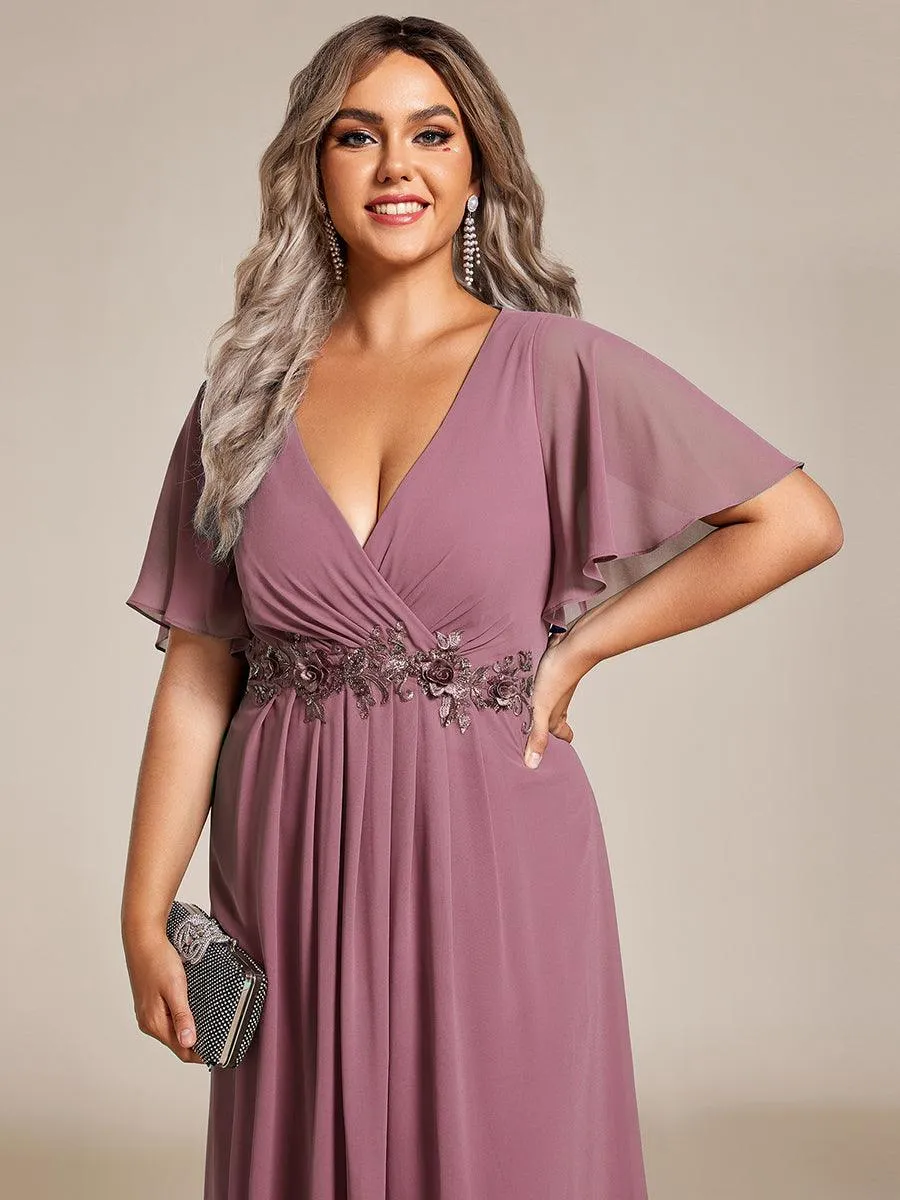 Robe d'invité de mariage mi-longue en mousseline de soie à col en V de grande taille avec applique à la taille