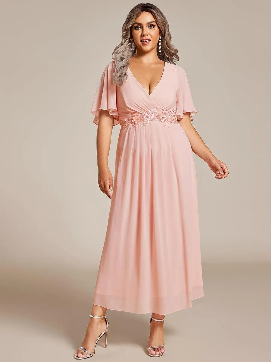 Robe d'invité de mariage mi-longue en mousseline de soie à col en V de grande taille avec applique à la taille