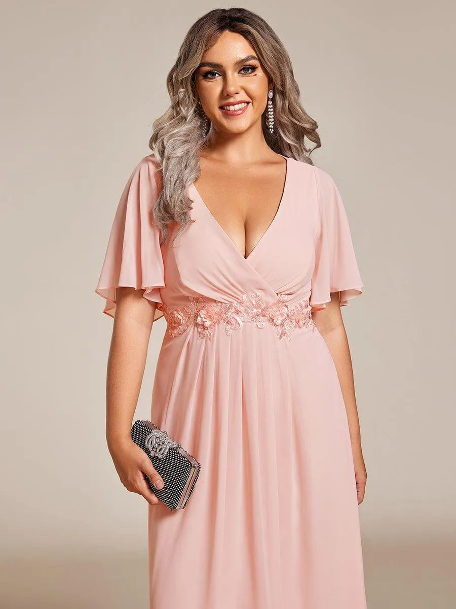 Robe d'invité de mariage mi-longue en mousseline de soie à col en V de grande taille avec applique à la taille