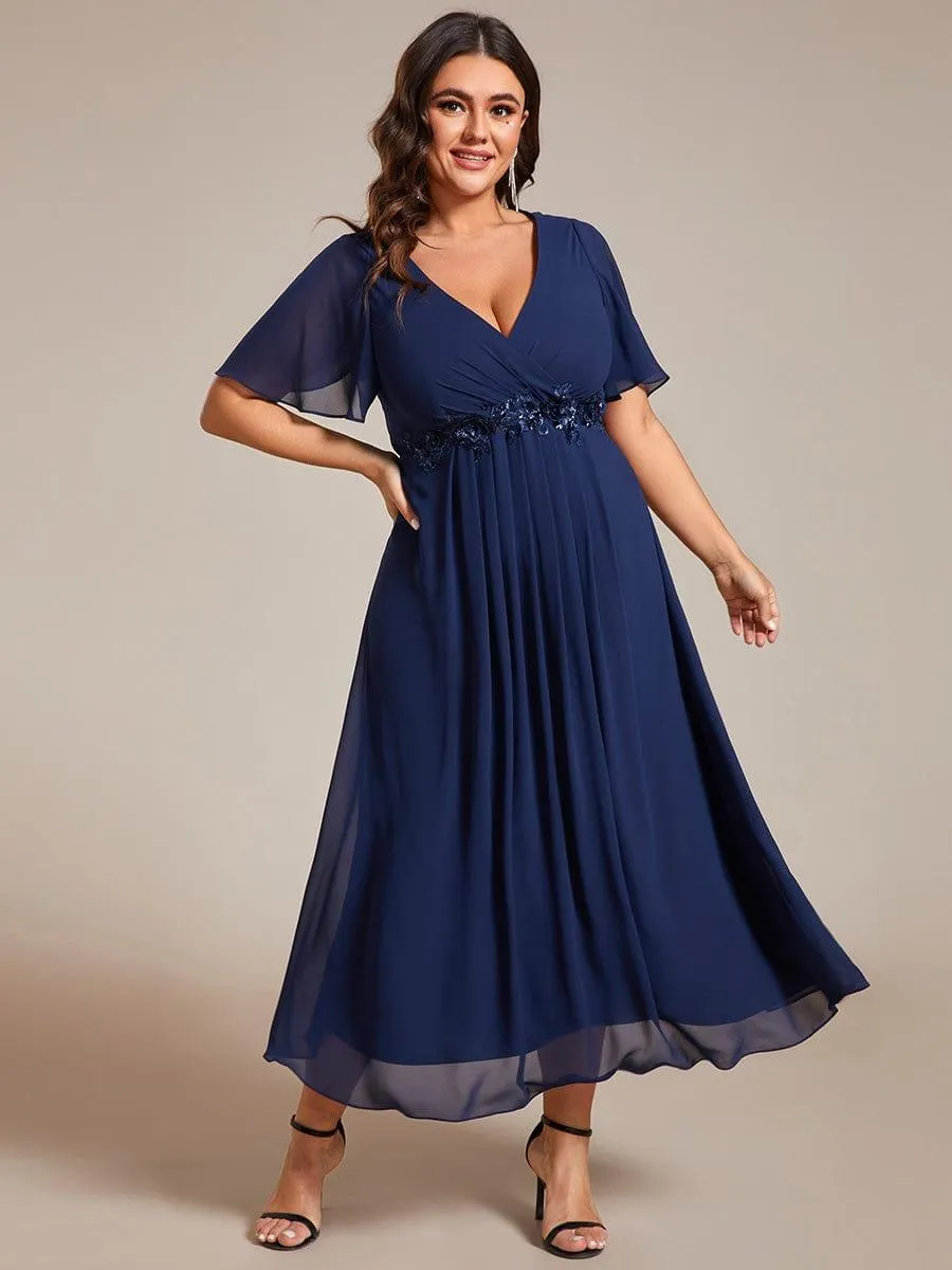 Robe d'invité de mariage mi-longue en mousseline de soie à col en V de grande taille avec applique à la taille