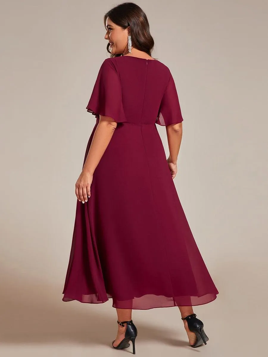 Robe d'invité de mariage mi-longue en mousseline de soie à col en V de grande taille avec applique à la taille