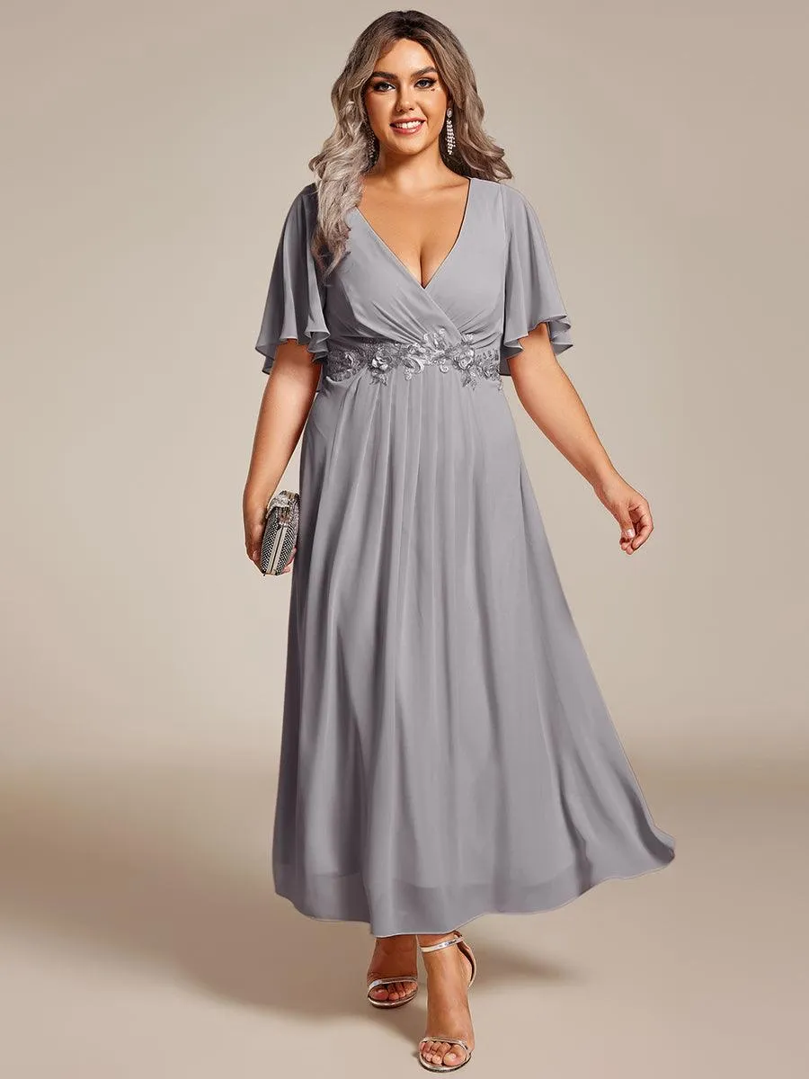 Robe d'invité de mariage mi-longue en mousseline de soie à col en V de grande taille avec applique à la taille