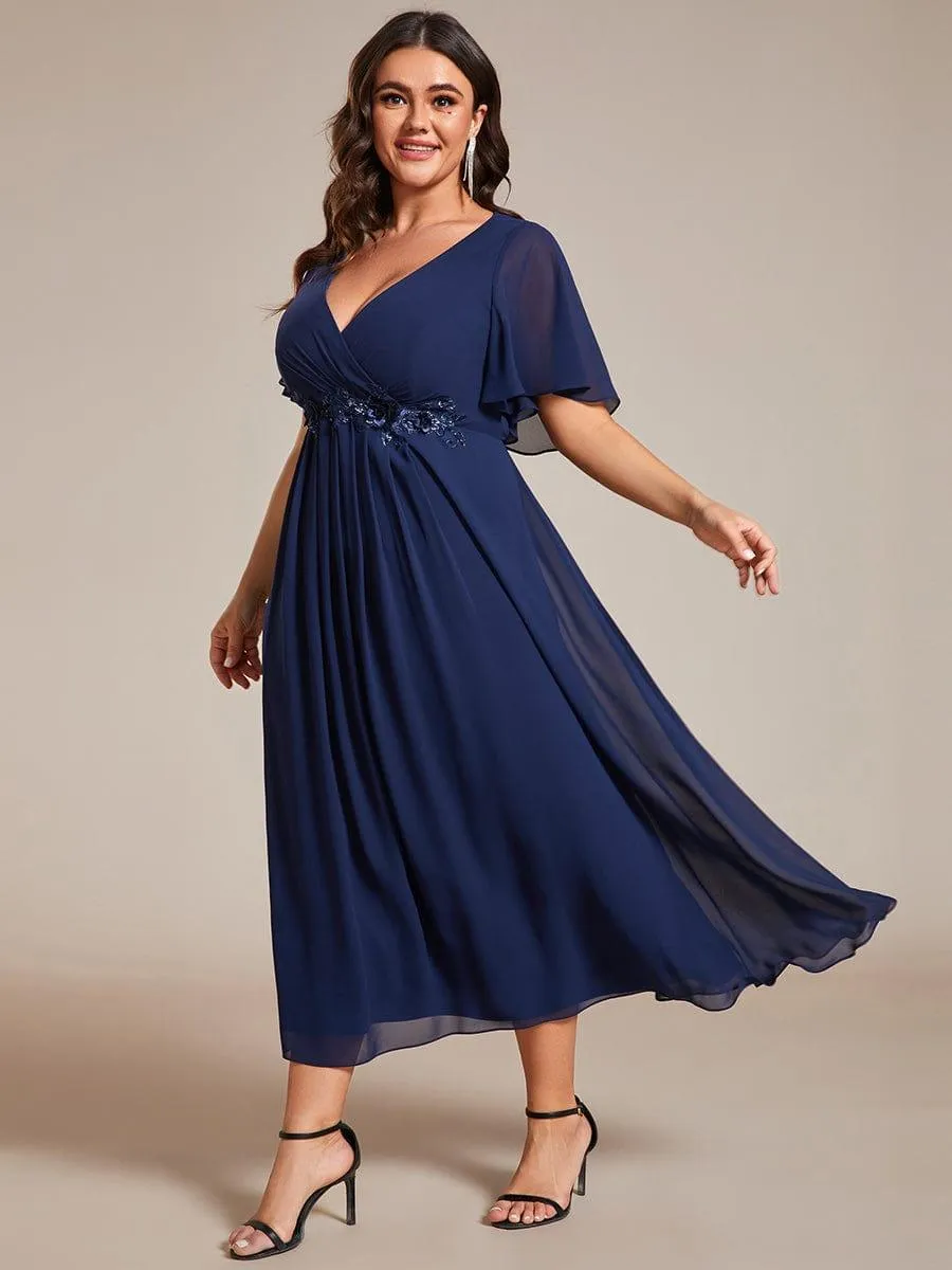 Robe d'invité de mariage mi-longue en mousseline de soie à col en V de grande taille avec applique à la taille
