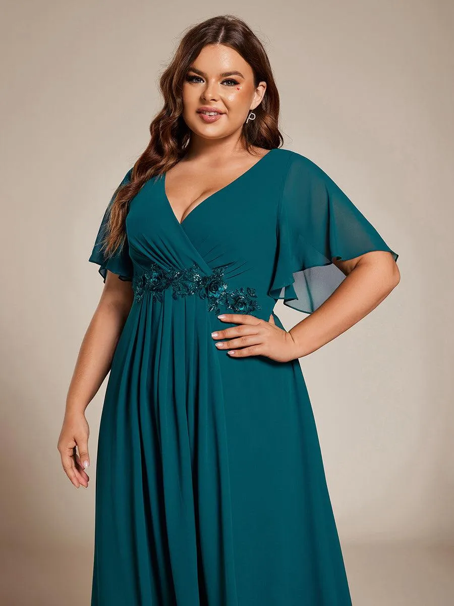 Robe d'invité de mariage mi-longue en mousseline de soie à col en V de grande taille avec applique à la taille
