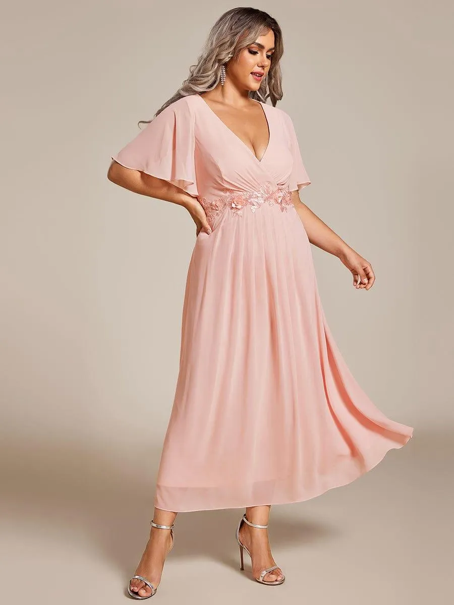 Robe d'invité de mariage mi-longue en mousseline de soie à col en V de grande taille avec applique à la taille