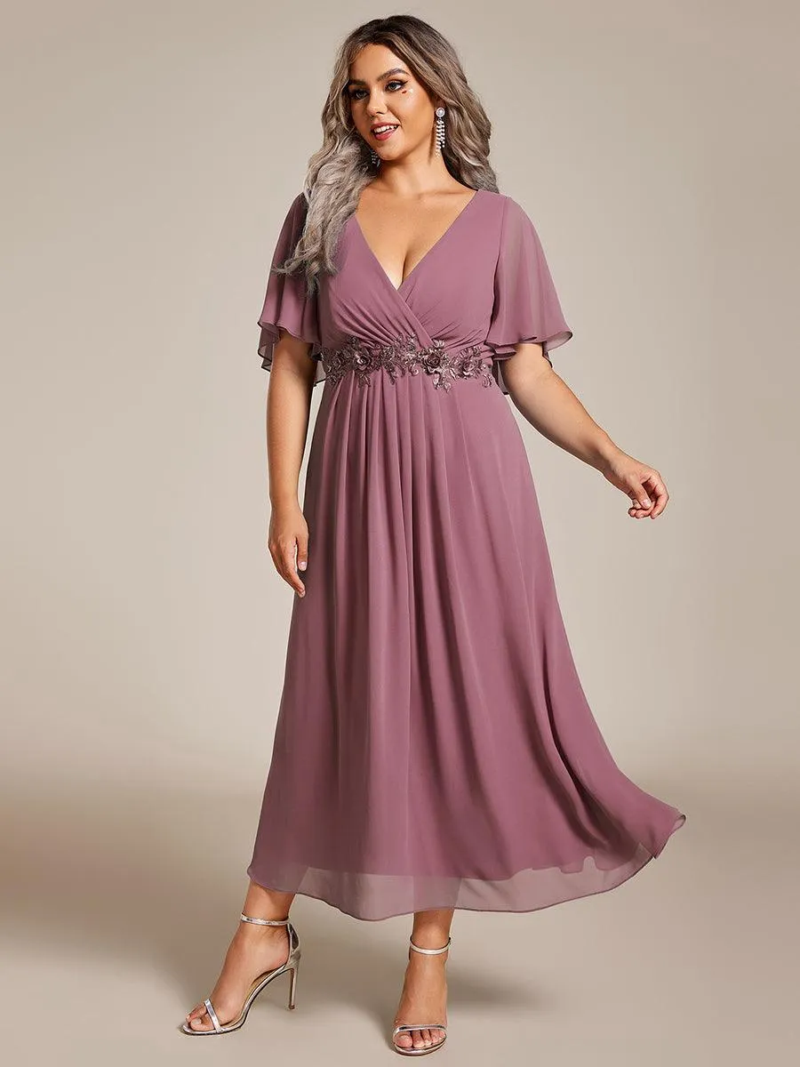 Robe d'invité de mariage mi-longue en mousseline de soie à col en V de grande taille avec applique à la taille