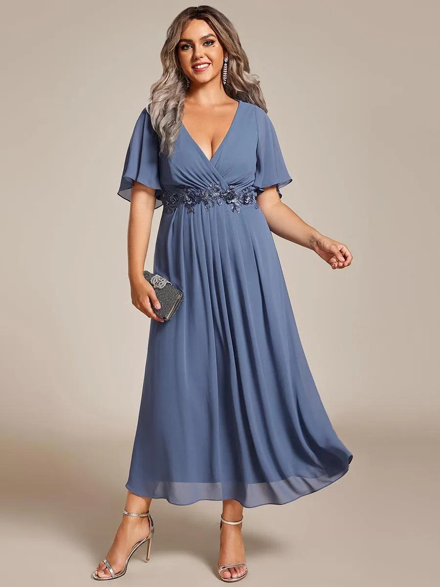 Robe d'invité de mariage mi-longue en mousseline de soie à col en V de grande taille avec applique à la taille