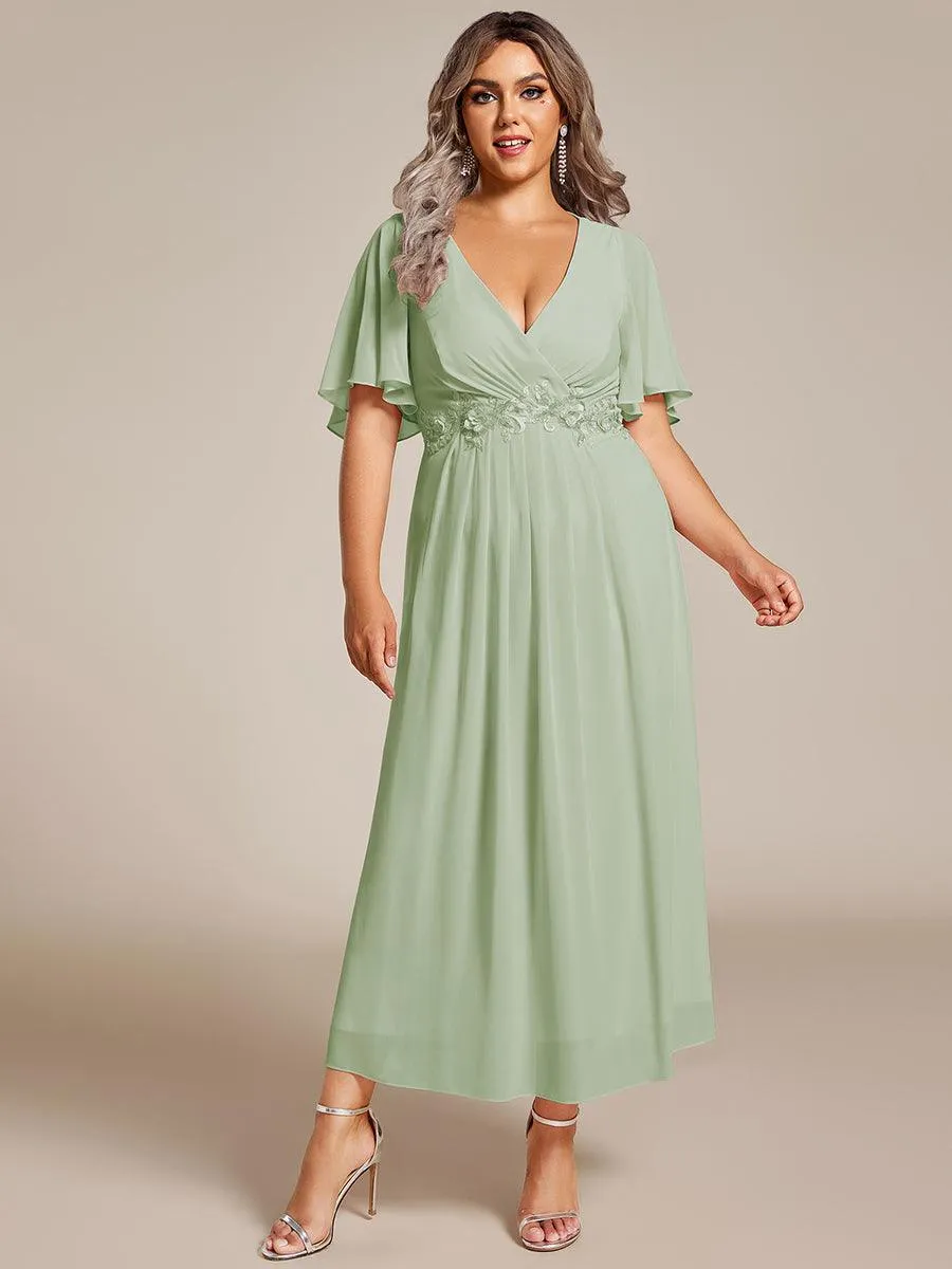 Robe d'invité de mariage mi-longue en mousseline de soie à col en V de grande taille avec applique à la taille