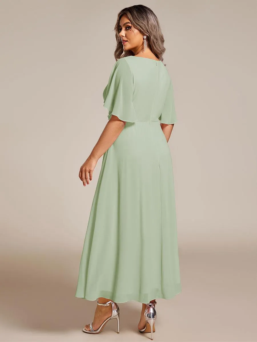 Robe d'invité de mariage mi-longue en mousseline de soie à col en V de grande taille avec applique à la taille