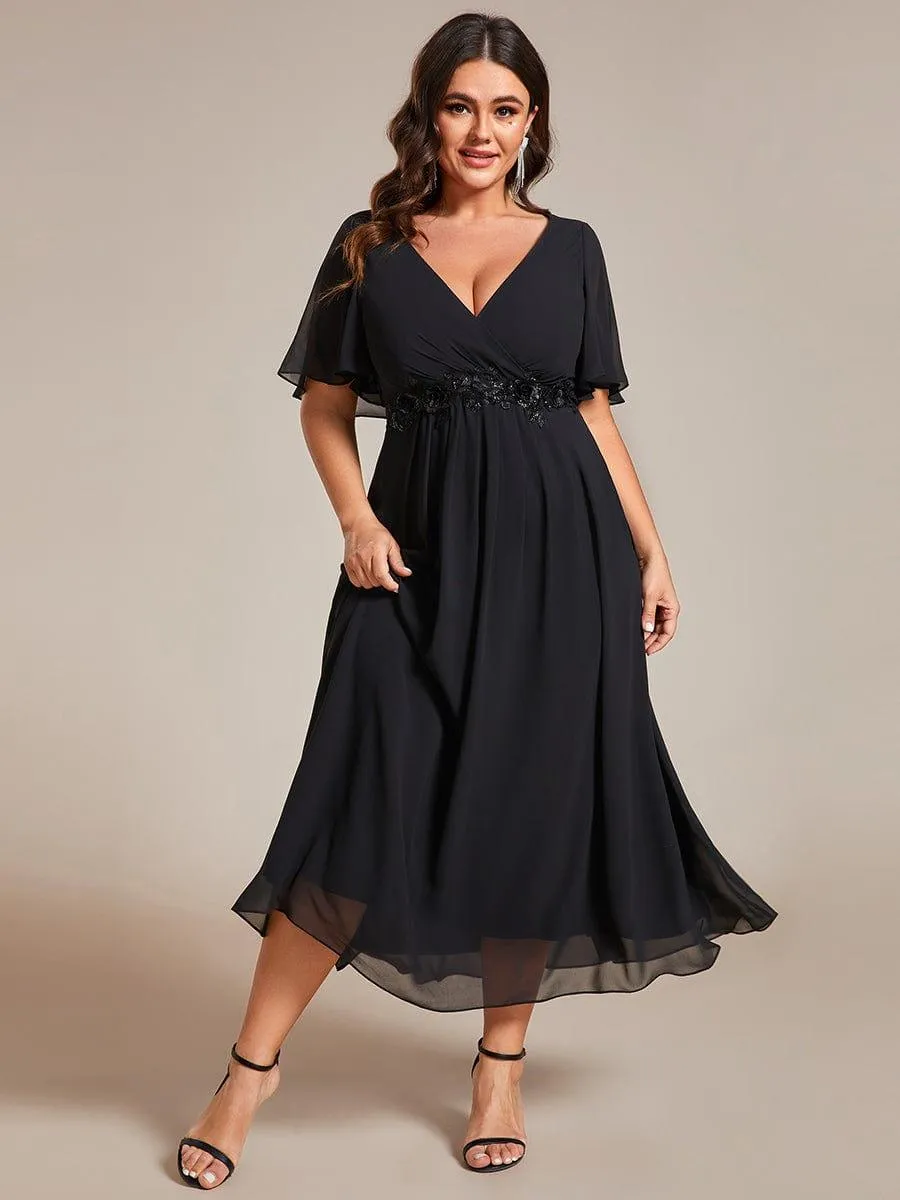 Robe d'invité de mariage mi-longue en mousseline de soie à col en V de grande taille avec applique à la taille
