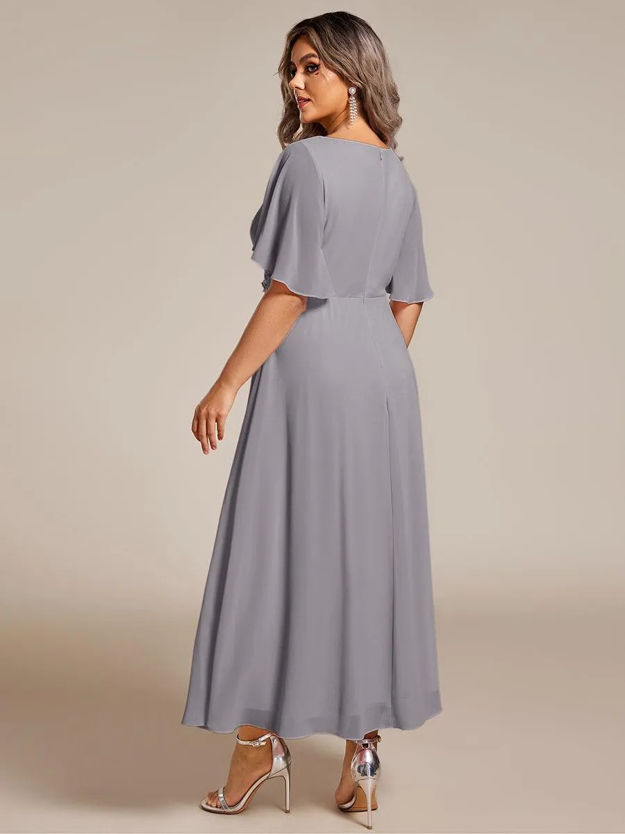Robe d'invité de mariage mi-longue en mousseline de soie à col en V de grande taille avec applique à la taille