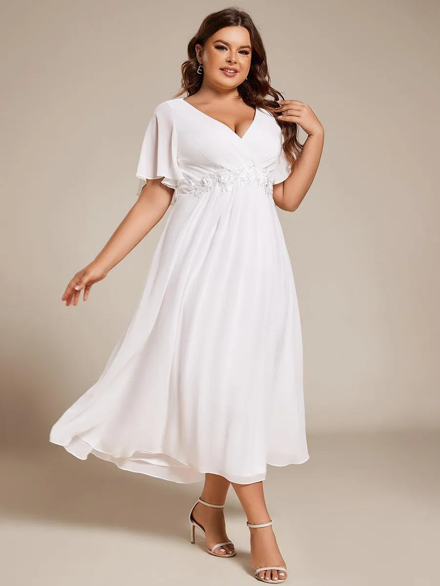 Robe d'invité de mariage mi-longue en mousseline de soie à col en V de grande taille avec applique à la taille