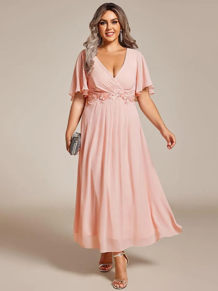 Robe d'invité de mariage mi-longue en mousseline de soie à col en V de grande taille avec applique à la taille