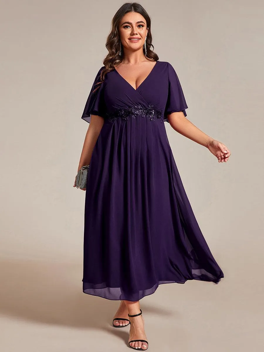 Robe d'invité de mariage mi-longue en mousseline de soie à col en V de grande taille avec applique à la taille