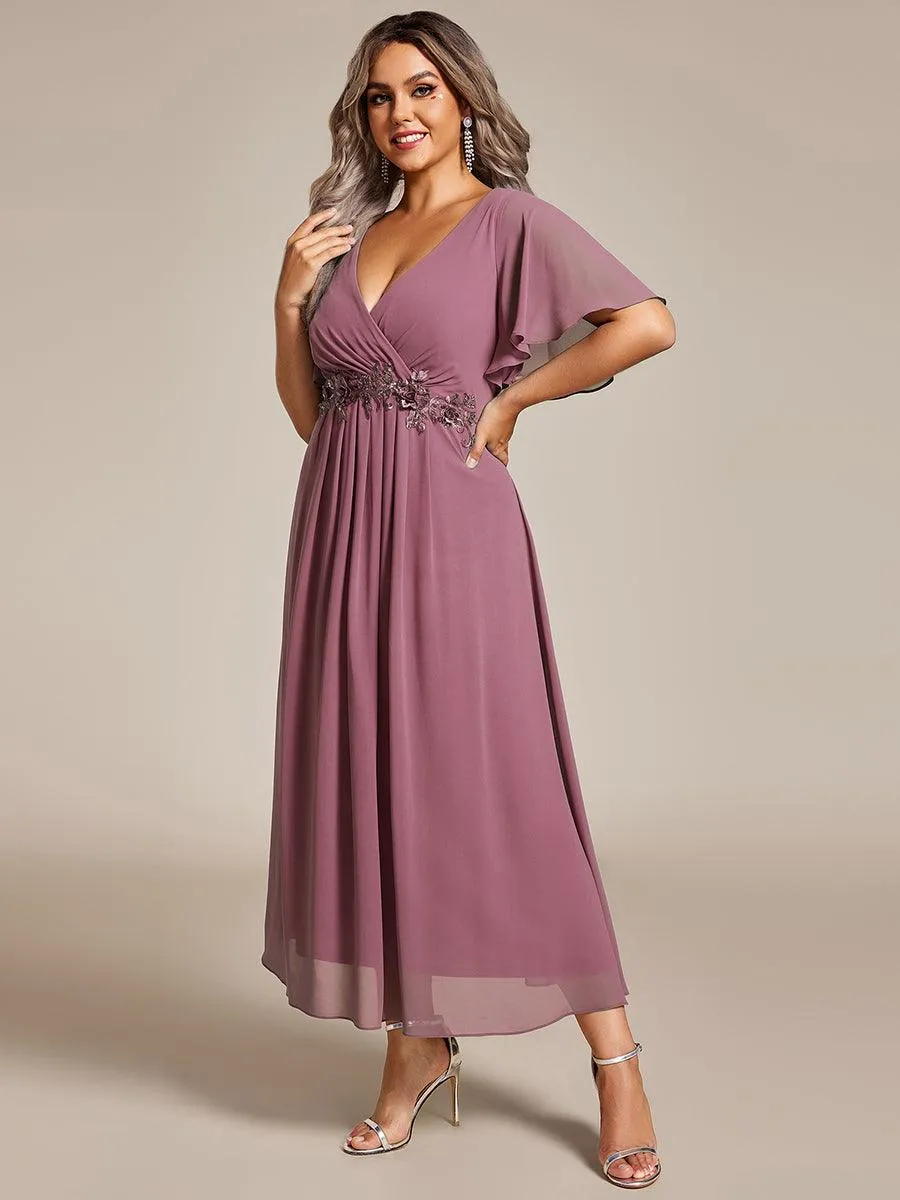 Robe d'invité de mariage mi-longue en mousseline de soie à col en V de grande taille avec applique à la taille