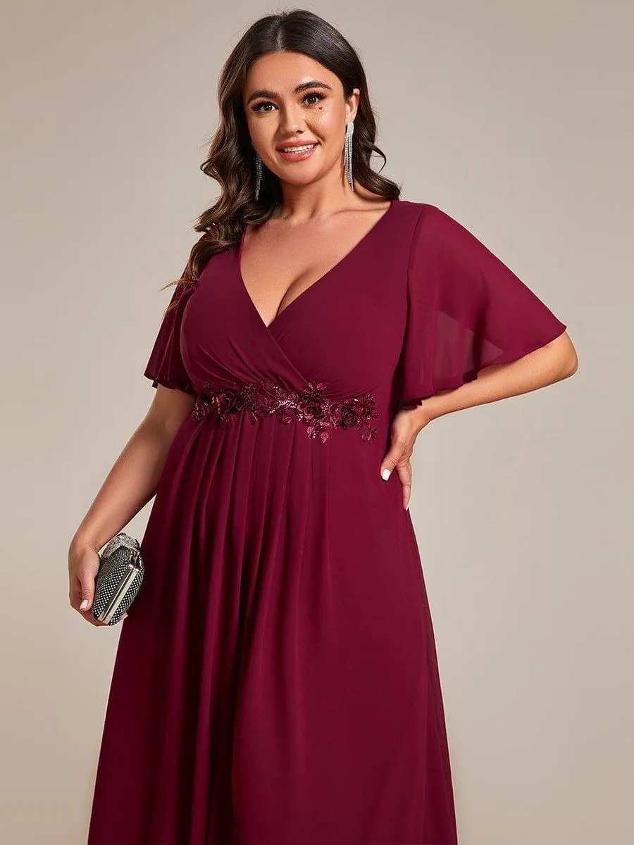 Robe d'invité de mariage mi-longue en mousseline de soie à col en V de grande taille avec applique à la taille