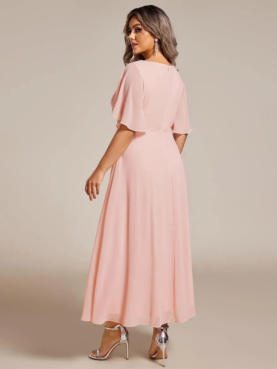 Robe d'invité de mariage mi-longue en mousseline de soie à col en V de grande taille avec applique à la taille