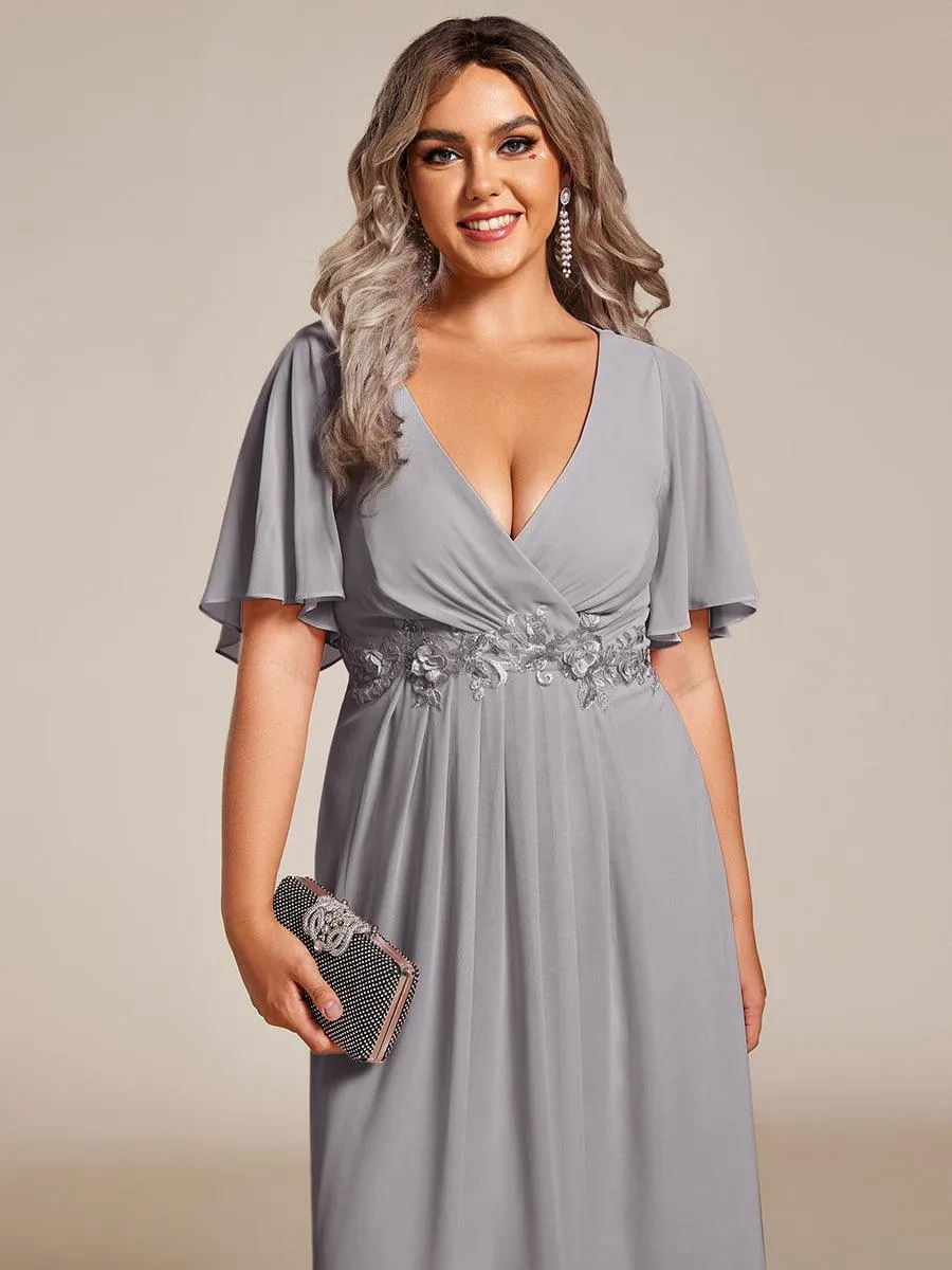 Robe d'invité de mariage mi-longue en mousseline de soie à col en V de grande taille avec applique à la taille
