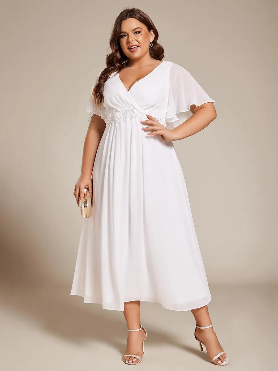 Robe d'invité de mariage mi-longue en mousseline de soie à col en V de grande taille avec applique à la taille