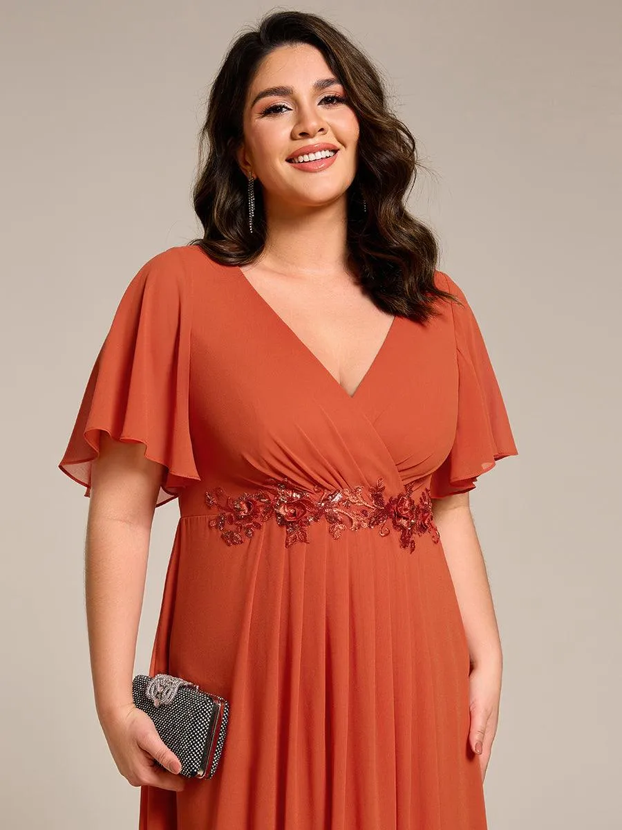 Robe d'invité de mariage mi-longue en mousseline de soie à col en V de grande taille avec applique à la taille