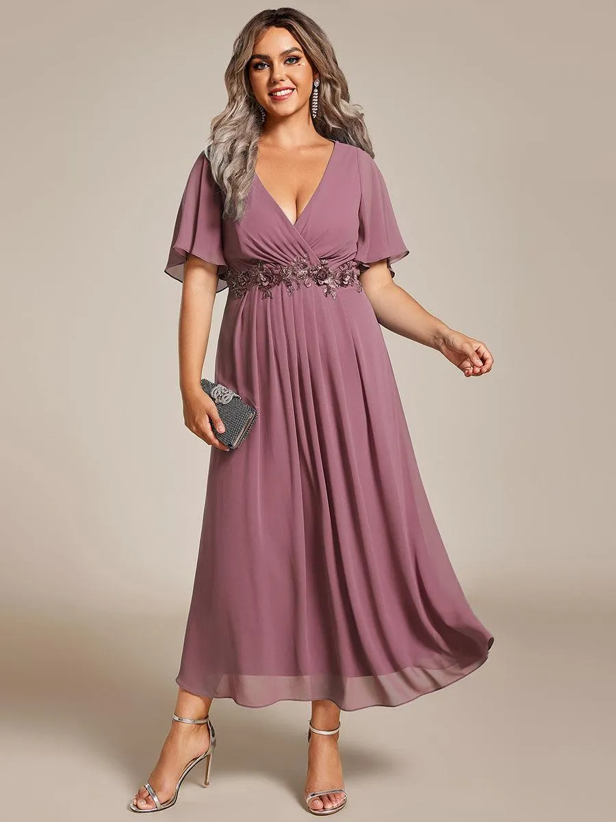 Robe d'invité de mariage mi-longue en mousseline de soie à col en V de grande taille avec applique à la taille