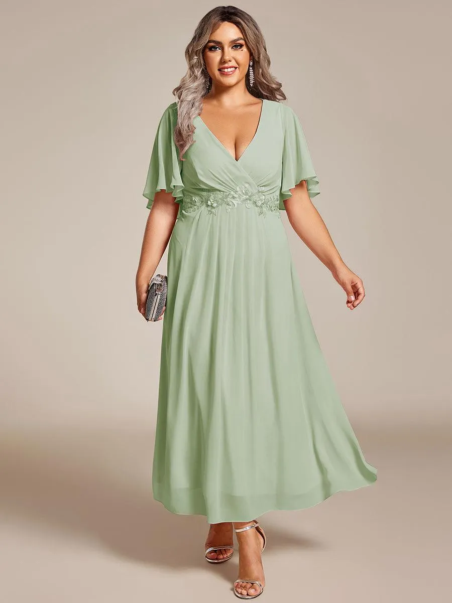 Robe d'invité de mariage mi-longue en mousseline de soie à col en V de grande taille avec applique à la taille