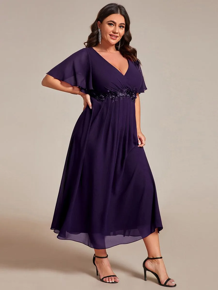 Robe d'invité de mariage mi-longue en mousseline de soie à col en V de grande taille avec applique à la taille
