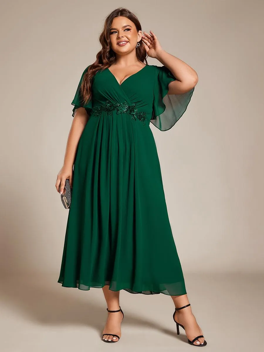 Robe d'invité de mariage mi-longue en mousseline de soie à col en V de grande taille avec applique à la taille