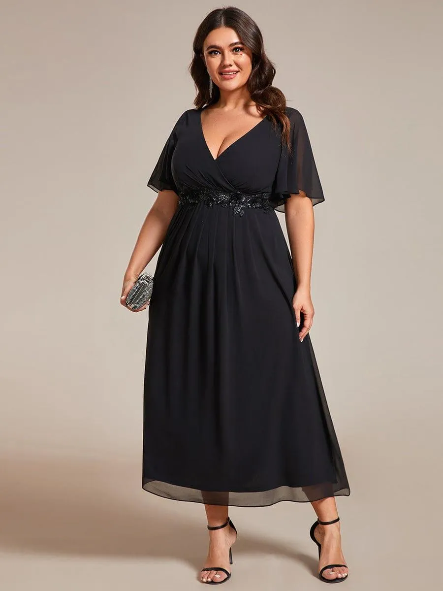 Robe d'invité de mariage mi-longue en mousseline de soie à col en V de grande taille avec applique à la taille