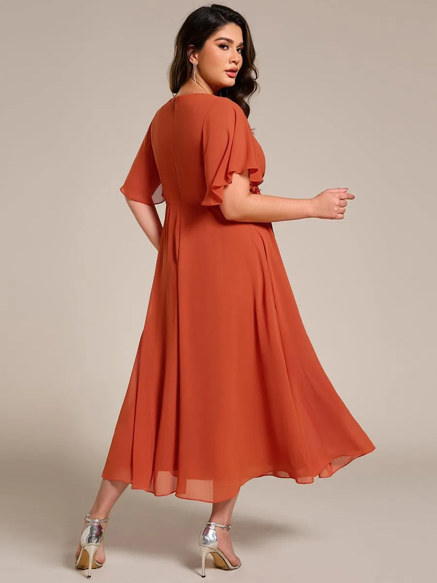 Robe d'invité de mariage mi-longue en mousseline de soie à col en V de grande taille avec applique à la taille