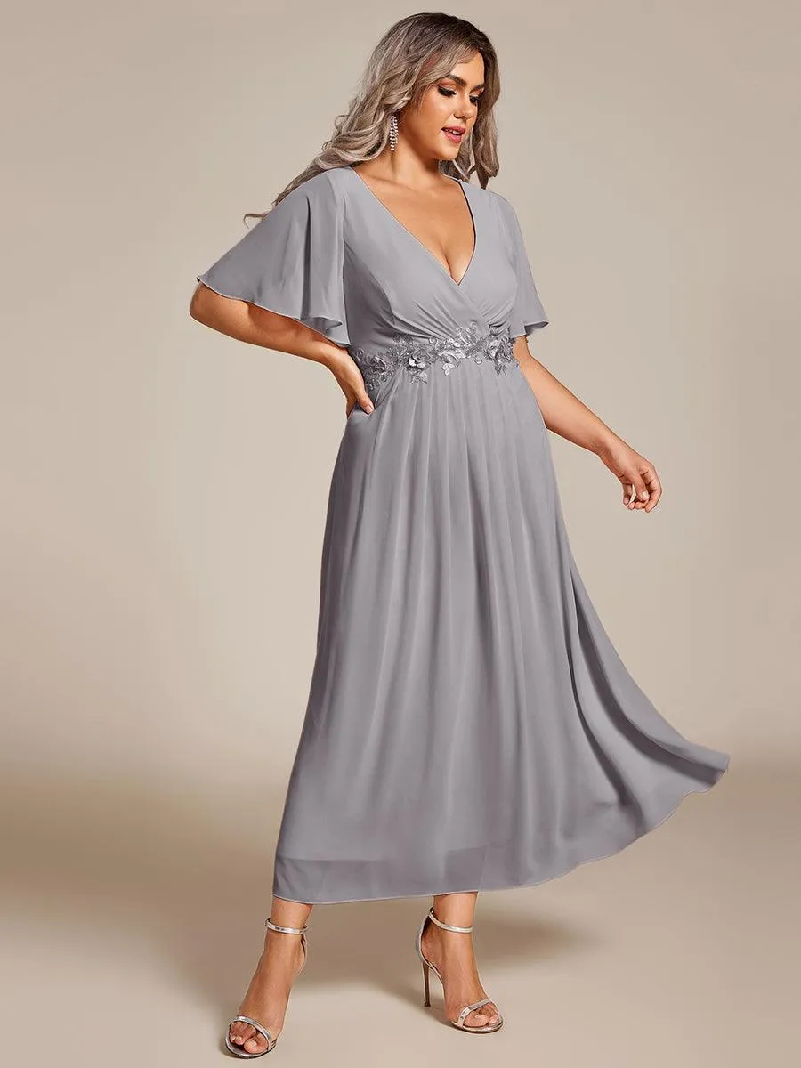 Robe d'invité de mariage mi-longue en mousseline de soie à col en V de grande taille avec applique à la taille
