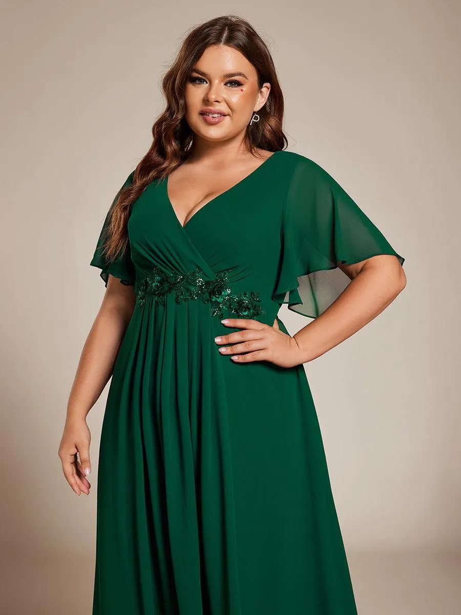 Robe d'invité de mariage mi-longue en mousseline de soie à col en V de grande taille avec applique à la taille