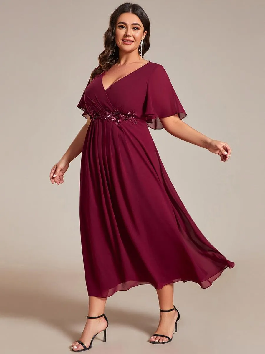 Robe d'invité de mariage mi-longue en mousseline de soie à col en V de grande taille avec applique à la taille